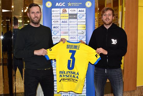 Ruben Droehnle (vpravo) dostal v Teplicích íslo 3, v klubu ho vítá tpán...