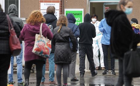 Lidé ekají ped odbrovým místem v plzeské fakultní nemocnici na antigenní...