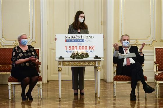 Prezident Milo Zeman a jeho dcera Kateina (uprosted) pedali pedsedkyni...