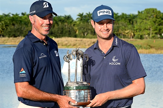 Amerití golfisté Matt Kuchar a Harris English po triumfu na turnaji dvojic QBE...