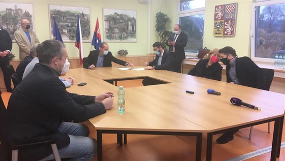Podpis koaliní dohody nové krajské koalice v Karlovarském kraji. (11. prosince...