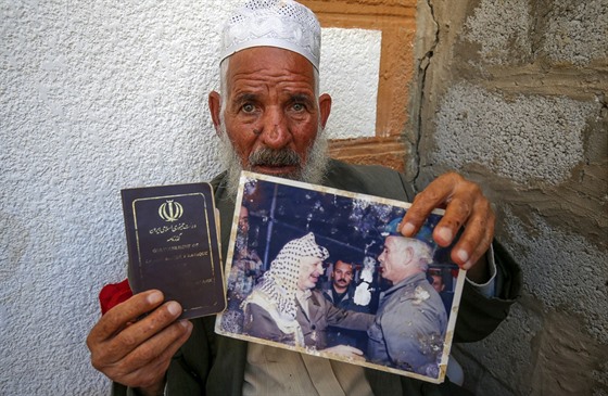 Kásim ajasí ukazuje svj íránský pas a fotografii s Jásirem Arafatem (11....