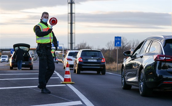 Satí policisté hlídkují na hranicích se Saskem-Anhaltskem. (14. prosince 2020)