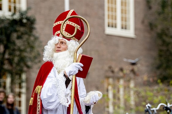 Svatý Mikulá nosí dtem v Belgii na Vánoce dárky. (4. prosince 2020)