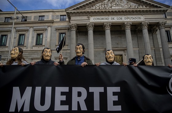 Ped budovou parlamentu v Madridu se selo nkolik desítek demonstrant, kteí...