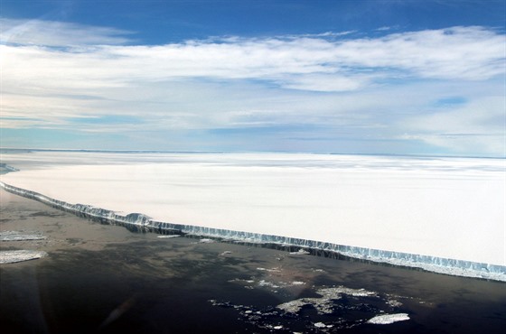 Obí kra nazvaná A68a se od antarktického ledovce Larsen-C odtrhla u v roce...