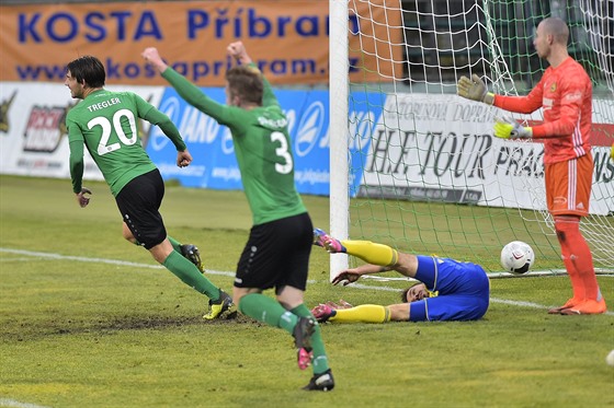 Jaroslav Tregler (vlevo) z Píbrami práv vstelil jediný gól v zápase proti...