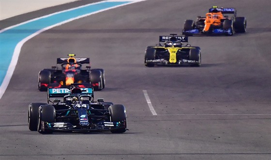 Lewis Hamilton z Mercedesu (v popedí) bhem Velké ceny Abú Zabí.