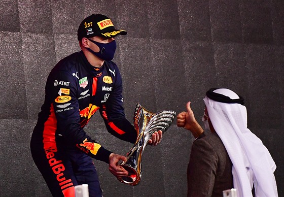 Max Verstappen z Red Bullu pebírá trofej pro vítze Velké ceny Abú Zabí.