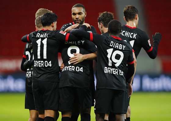 Fotbalisté Leverkusenu se radují z gólu proti Hoffenheimu.