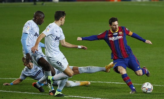 Lionel Messi z Barcelony napahuje ke stele v utkání s Valencií.
