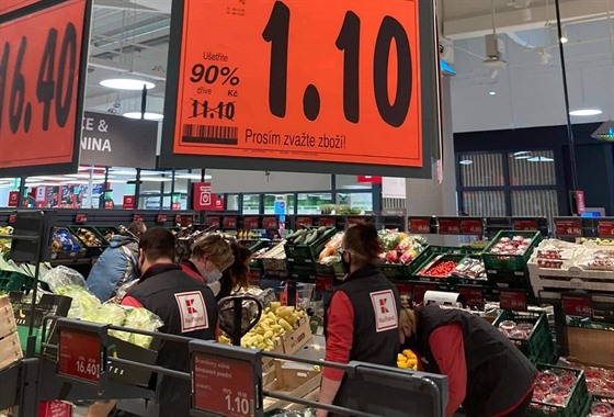 Extrémn levné brambory nabízel Kaufland v Humpolci. Kilogram prodával za 1,10...