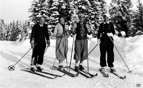 Archivní fotografie lyžařů z roku 1934