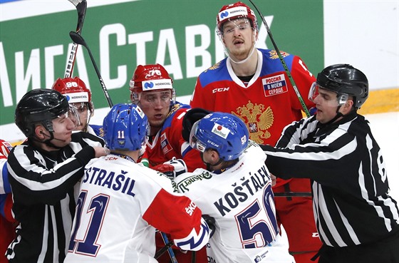 etí hokejisté Andrej Nestrail a Jan Koálek v potyce v utkání proti Rusku