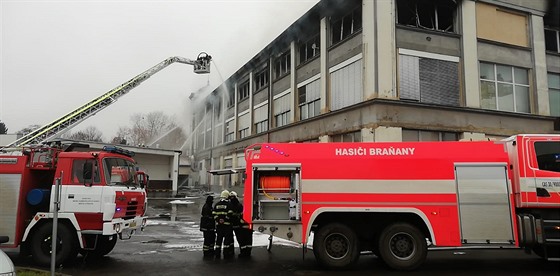 Požár skladovací haly v Kostelní ulici v Mostě (19. prosince 2020)