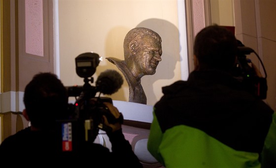 Frantiek Peterka má bustu v liberecké radnici.