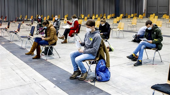 Desítky student medicíny se v Centrálním vakcinaním centru v nmeckém...