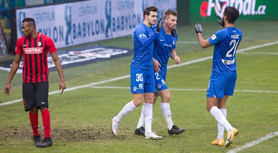 Liberetí fotbalisté (zleva) Taras Kaaraba, Jakub Jugas a Júsuf Hilál slaví...