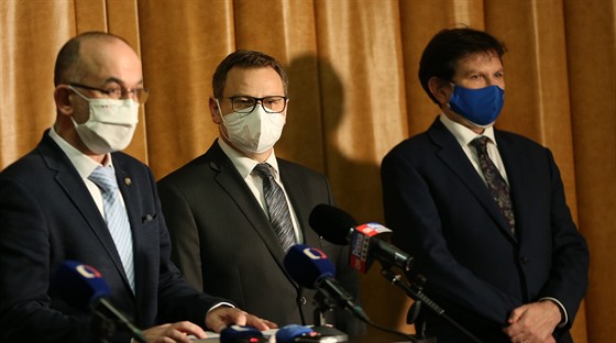Ministr zdravotnictví Jan Blatný (vlevo) jednal v Brně o situaci v kraji. Při...
