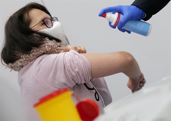 Dobrovolníci se účastní zkušebního provozu očkovacího zařízení v německém...