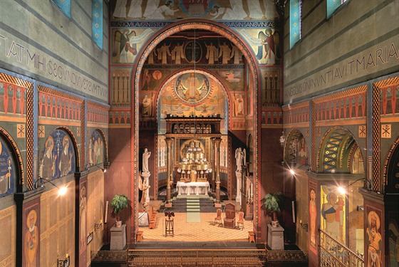 Interiér kostela. Obdivovat krásné původní fresky a jedinečnou beuronskou...