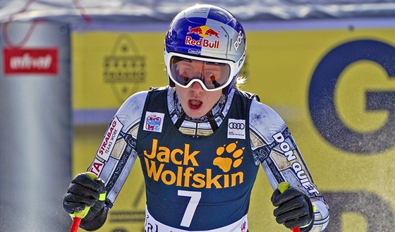 Ester Ledecká v cíli sjezdu ve Val d'Isere.