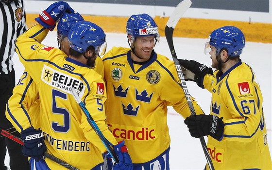 Oscar Lindberg (uprostřed) se raduje z gólu se svými švédskými spoluhráči v...