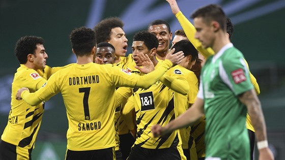 Fotbalisté Dortmundu se radují z gólu v zápase s Werderem Brémy.
