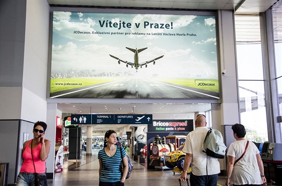 Příletová hala terminál 1 letiště Václava Havla. Reklamní plocha JCDecaux.