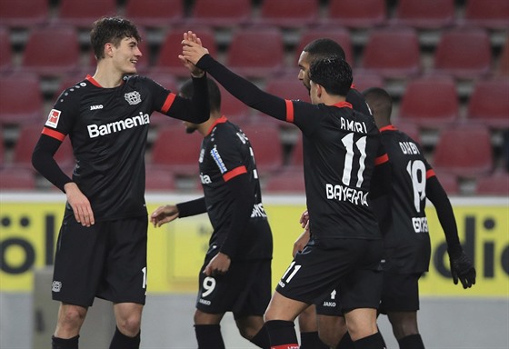 Patrik Schick (vlevo) se raduje ze svého gólu se spoluhrái z Leverkusenu.