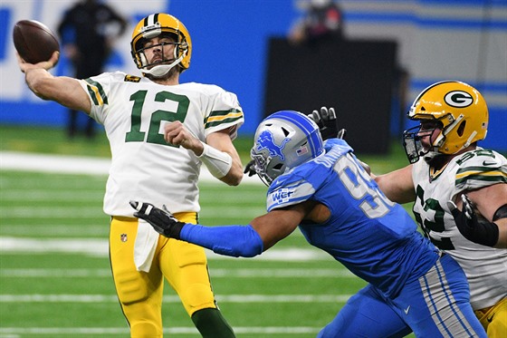 Aaron Rodgers (12) z Green Bay Packers pihrává v zápase s Detroit Lions.
