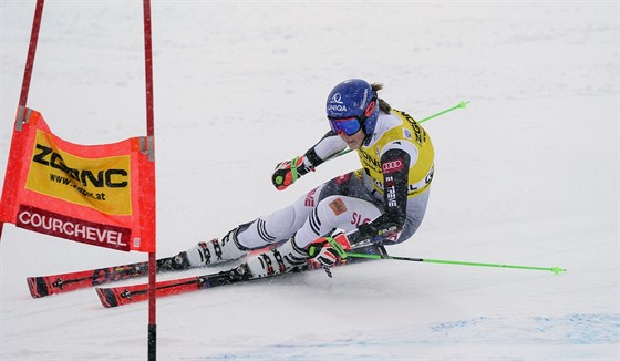 Petra Vlhová na trati obího slalomu v Courchevelu