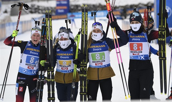 Norské biatlonistky slaví triumf ve tafet v Hochfilzenu.
