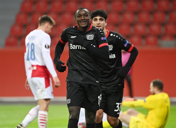 Moussa Diaby z Leverkusenu slaví gól proti Slavii.