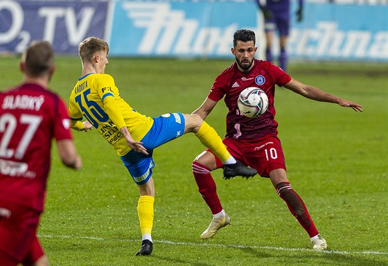 Olomoucký útoník Jakub Yunis bhem utkání v Teplicích. Balonu se jej pokouí...