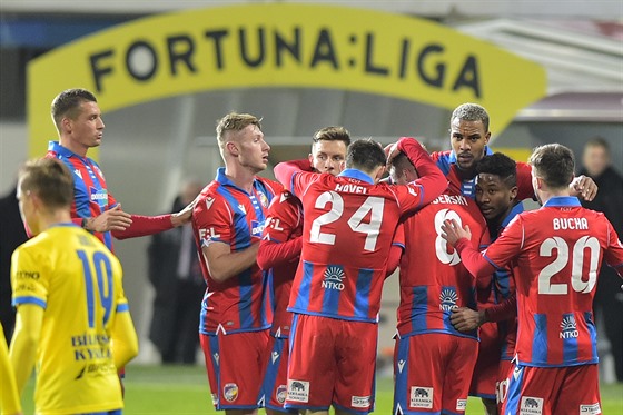 Fotbalisté Plzn se radují z prvního gólu zápasu s Teplicemi.
