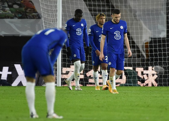 Zklamaní fotbalisté Chelsea poté, co do Wolverhamptonu dostali druhý gól.
