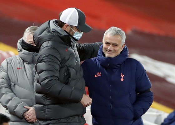 Liverpoolský trenér Jürgen Klopp debatuje s kolegou José Mourinhem (Tottenham)...