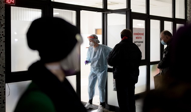 Lidé ekají na antigenní testy na koronavirus v nemocnici v praském Motole....