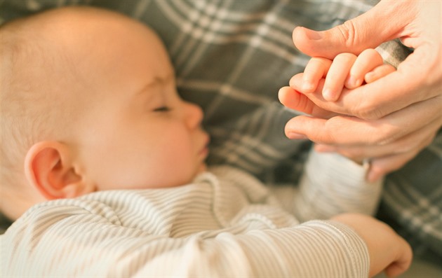 Nejčastější zdravotní potíže miminek. Jak ulevit od bolení bříška i rýmy