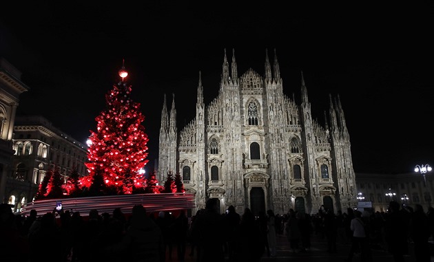 OBRAZEM: Vánoční stromy ve světě. Rudý Milán, chudý Trafalgar, natěšený Kypr