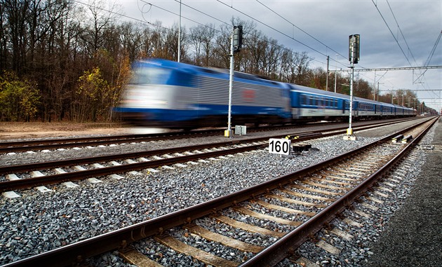 Střet vlaku s člověkem zastavil provoz na trati mezi Olomoucí a Prostějovem