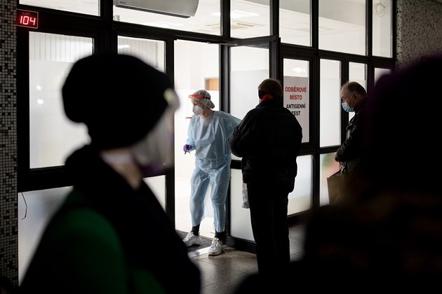 Lidé ekají na antigenní testy na koronavirus v nemocnici v praském Motole....