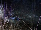 V nedli ráno havarovalo auto do potoka v Úvalech u Prahy. (13. prosince 2020)