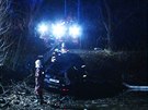 V nedli ráno havarovalo auto do potoka v Úvalech u Prahy. (13. prosince 2020)