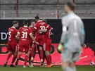 Fotbalisté Unionu slaví vstelený gól v zápase proti Bayernu.