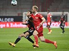 Jamal Musiala (vlevo) z Bayernu a Sebastian Griesbeck z Unionu v souboji o...