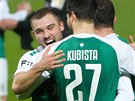 Tomá Ladra (vlevo) a Vojtch Kubista slaví gól Jablonce proti Plzni.
