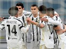 Fotbalisté Juventusu se radují z gólu proti Janovu.
