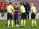 Lionel Messi z Barcelony (uprosted) v rozprav s rozhodími bhem zápasu proti...